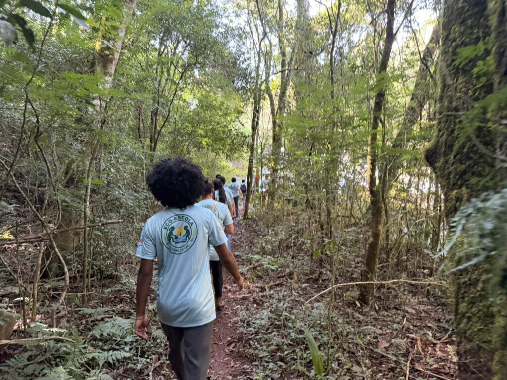🌱 Secretaria de Meio Ambiente realiza ação de educação ambiental com alunos em Luiziana